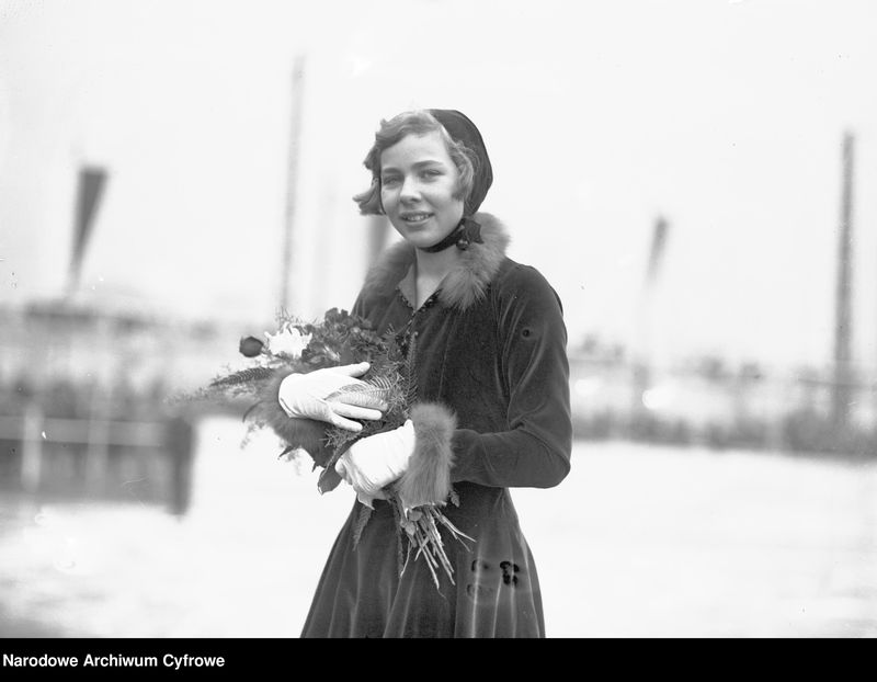 Torkat - łyżwiarka z bukietem kwiatów, zdjęcie archiwalne lodowiska