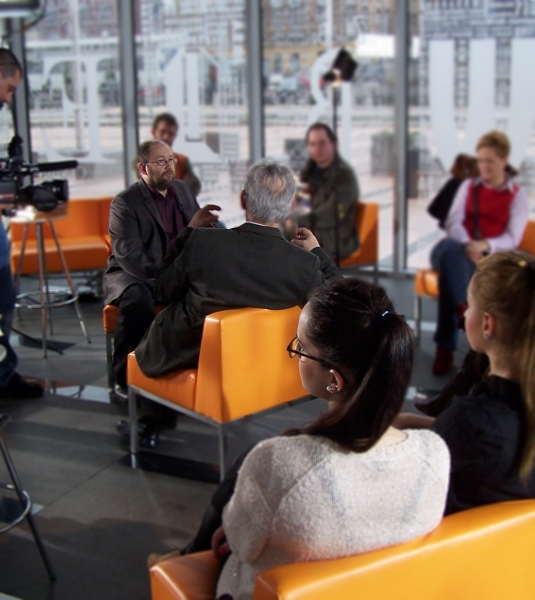 zdjęcie przedstawiające rozmówców spotkania i gości siedzących na sofach