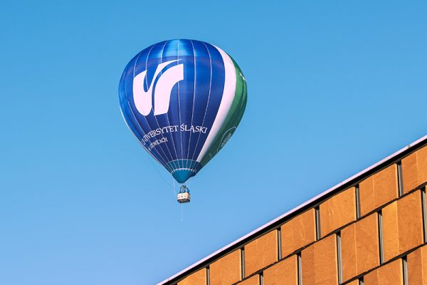 ULKA, fot. J.A. Szymala balon z logotypem UŚ lecący nad cinibą