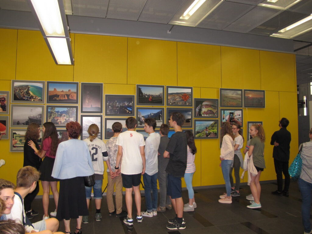 Na zdjęciu grupa ludzi oglądająca wystawę.