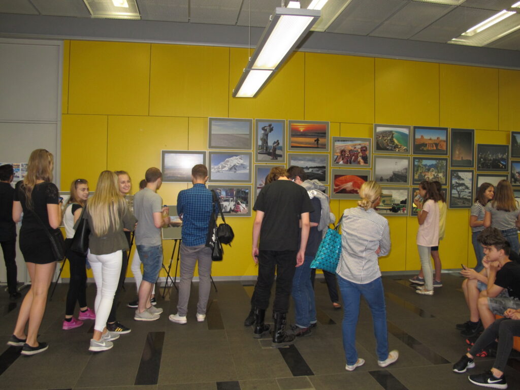 Na zdjęciu grupa ludzi oglądająca wystawę.