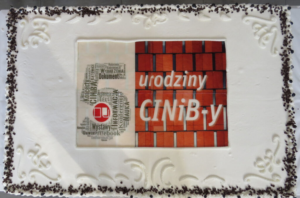 Na zdjęciu tort urodzinowy z motywem elewacji budynku biblioteki.
