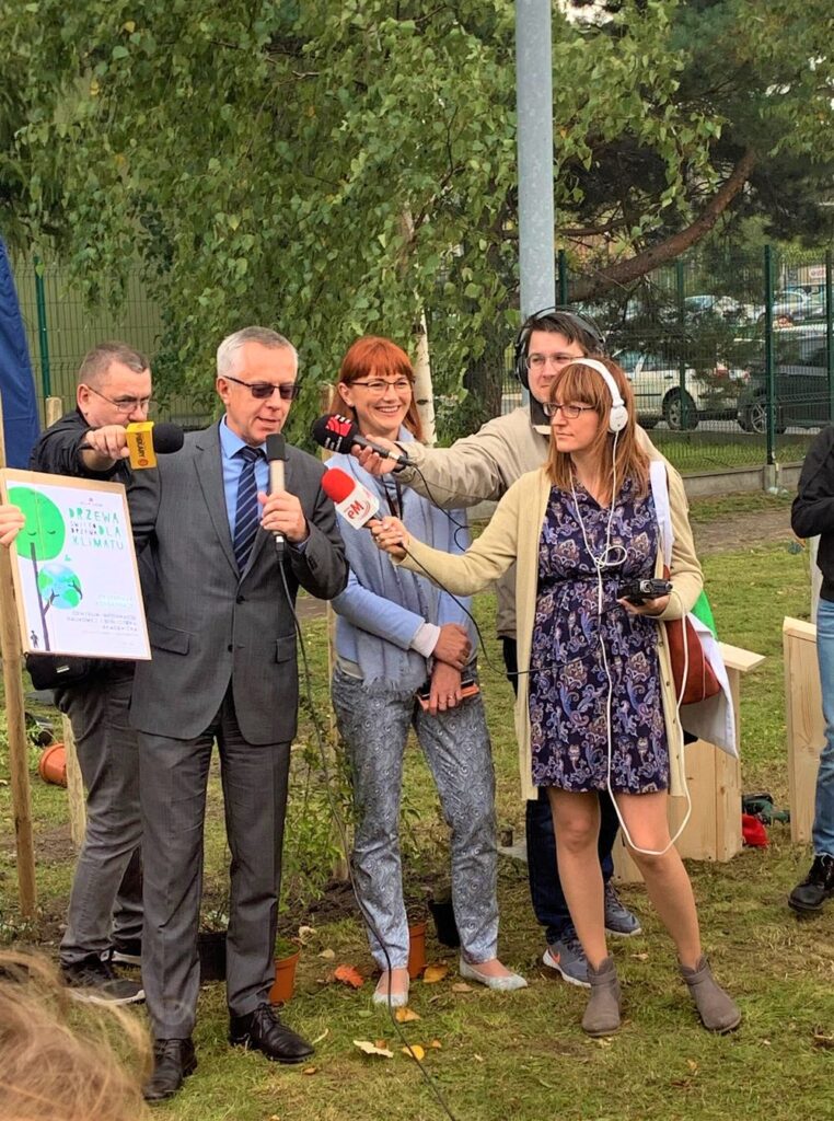 Święto Drzewa (październik 2019) osoby udzielające wywiadu w ogrodzie przed cinibą