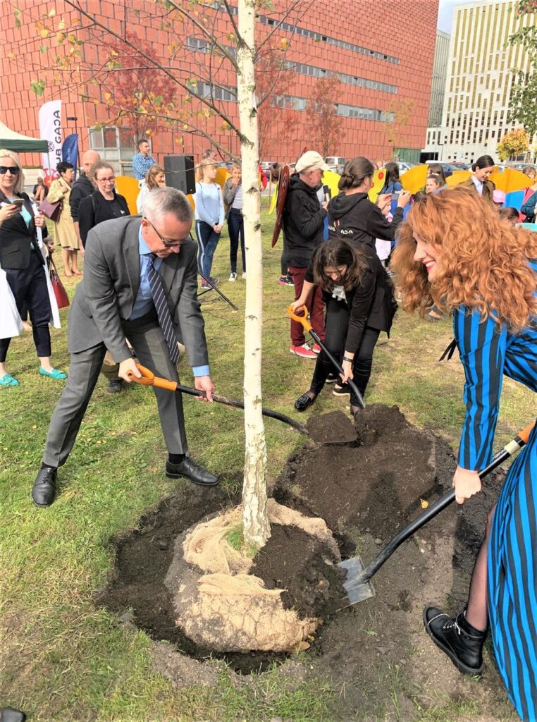 Święto Drzewa (październik 2019) osoby sadzące dzrzewo przed cinibą
