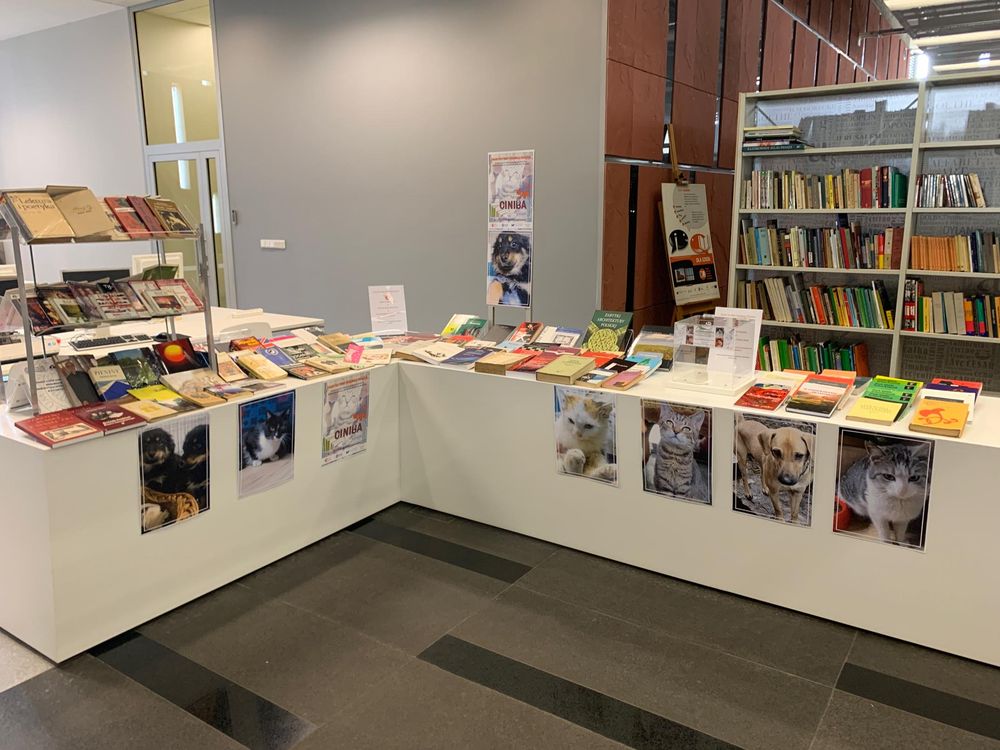 Charytatywny Kiermasz Książek na rzecz potrzebujących zwierząt (od 2019) zdjęcie książek na stolikach w holu
