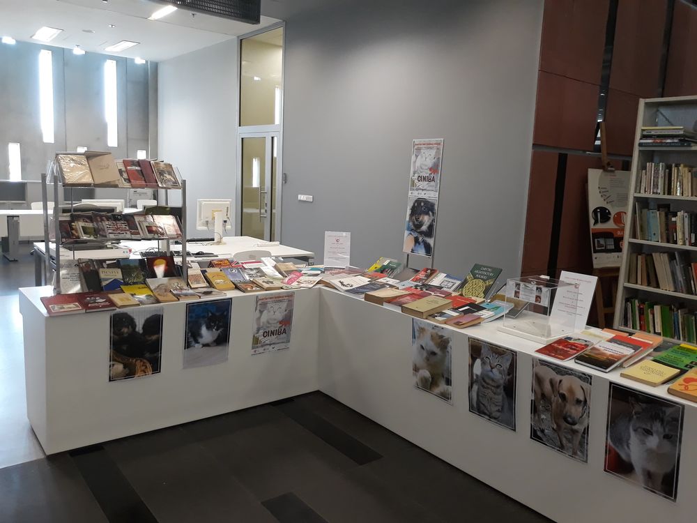 Charytatywny Kiermasz Książek na rzecz potrzebujących zwierząt (od 2019) zdjęcie książek na stolikach w holu