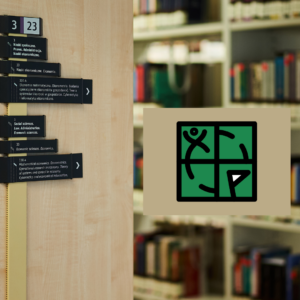 zdjęcie regałów z książkami ze znaczkiem geocaching w kolorze zielonym