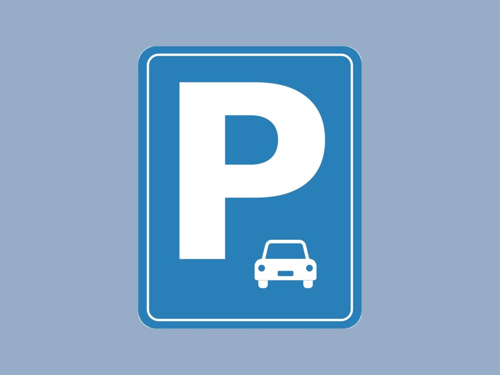 znak parkingu z samochodem na niebieskim tle