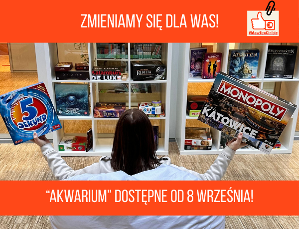 zdjęcie przestrzeni akwarium z osobą siedzącą na pufie i napisami
