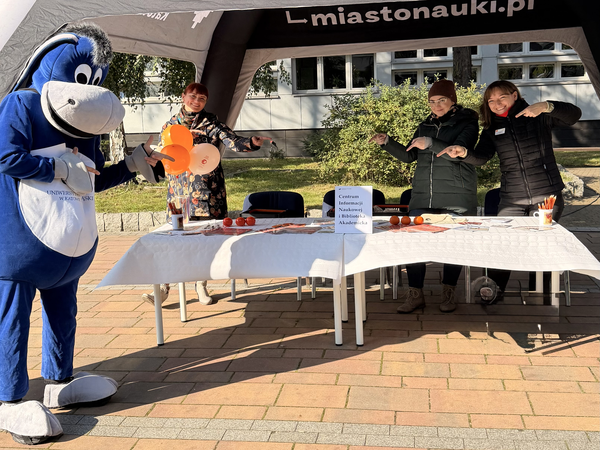 usiołek przy stanowisku ciniby na dniach adaptacyjnych us przed rektoratem