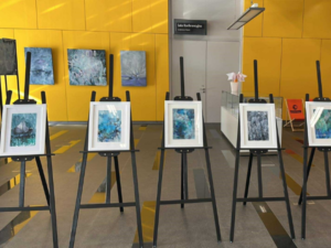 zdjęcie obrazów w holu CINiB-y