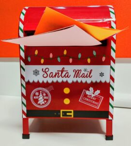 skrzynka świąteczna na listy w kolorze czerwonym i białym