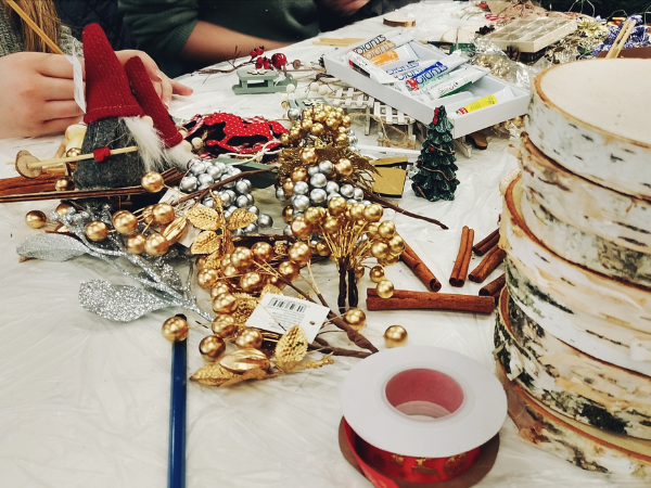 zdjęcie przedstawiające świąteczne materiały do dekoracji