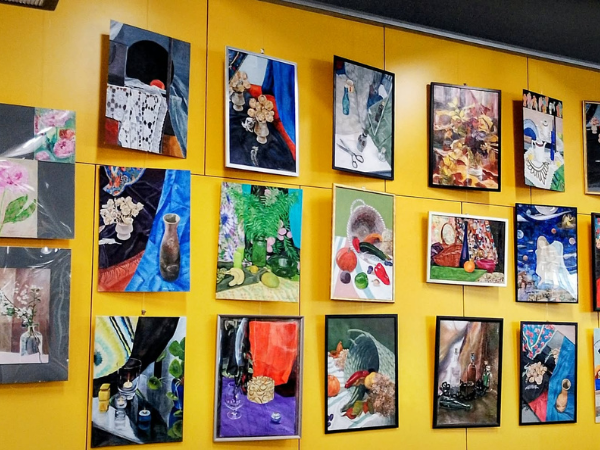 kolorowe prace na żółtej ścianie
