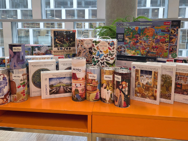 zdjęcie przedstawiajace puzzle na stoliku