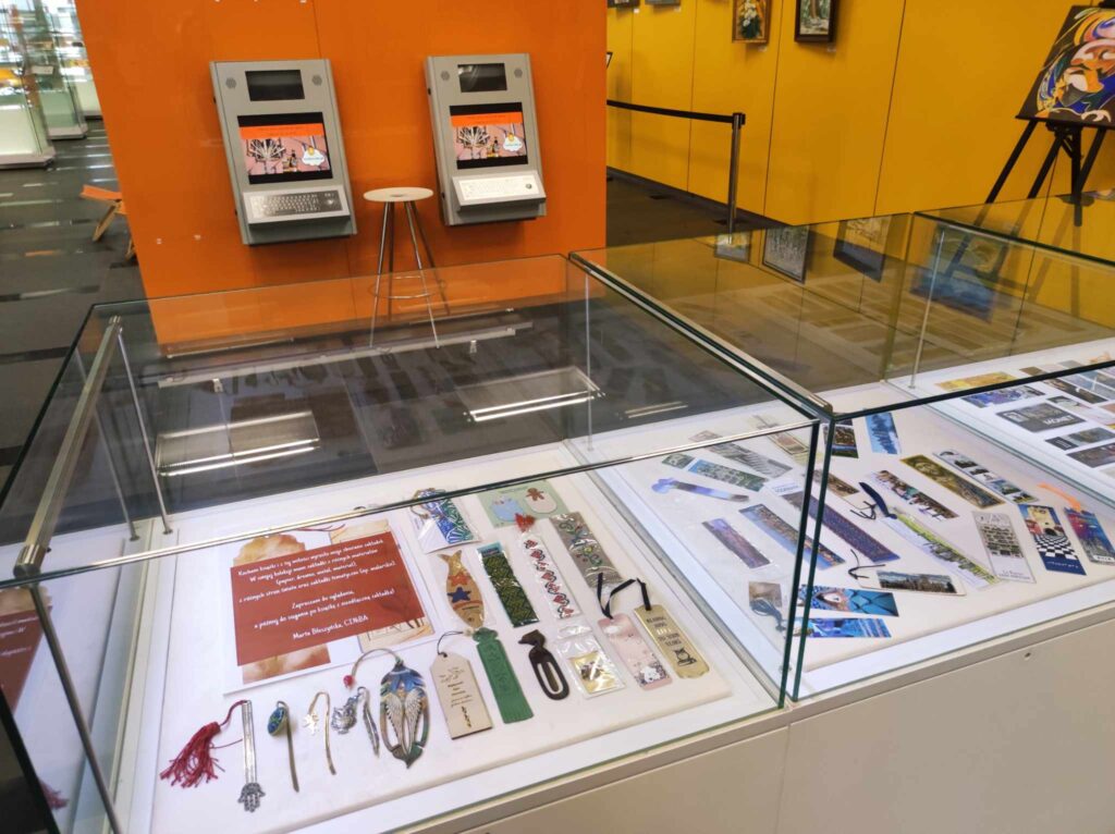 zakładki do książek w szklanej gablocie