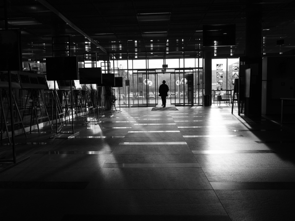 czarno białe zdjęcia wnętrza ciniby