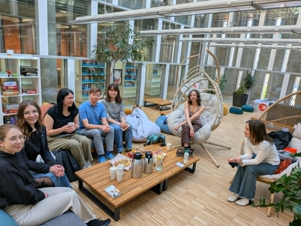 osoby siedzące w cinibowym akwarium