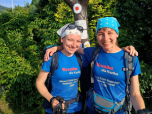 dwie kobiety na górskim szlaku