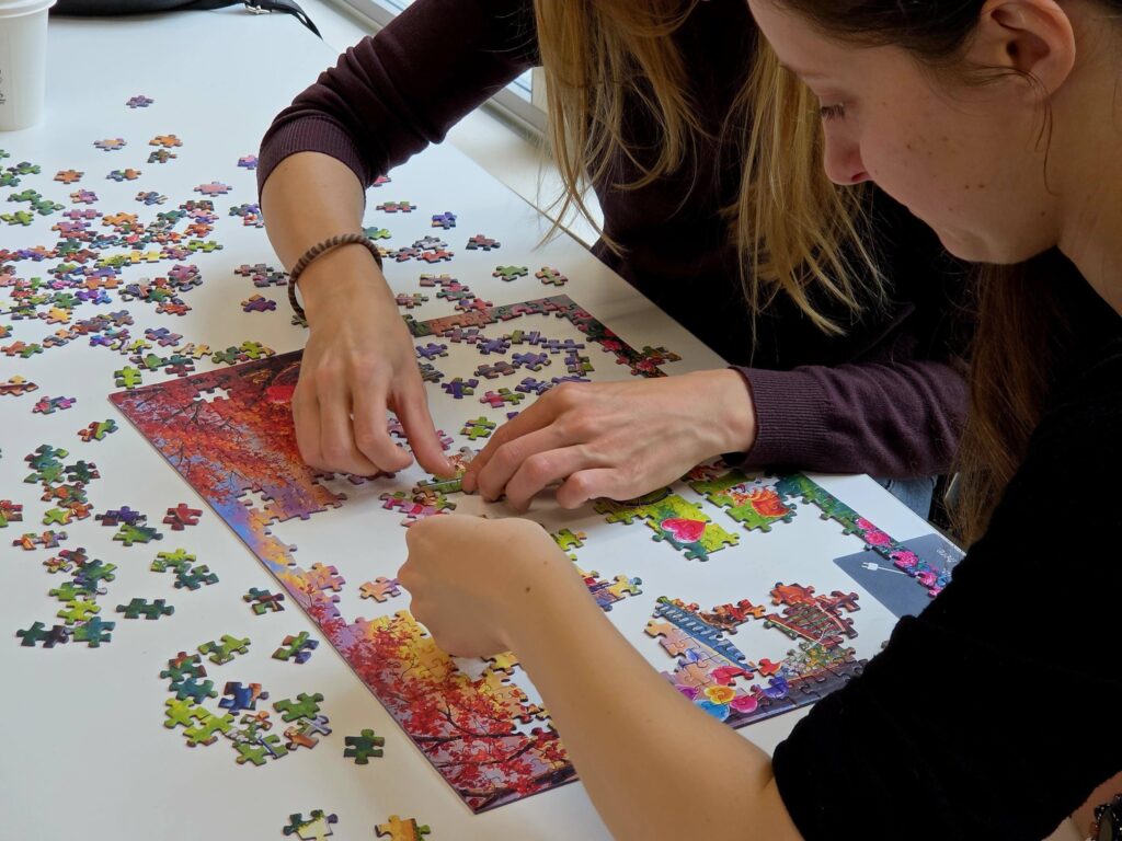 osoby układające puzzle