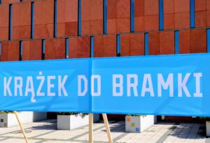 niebieski materiał z napisem naprzód do bramki na tle ciniby
