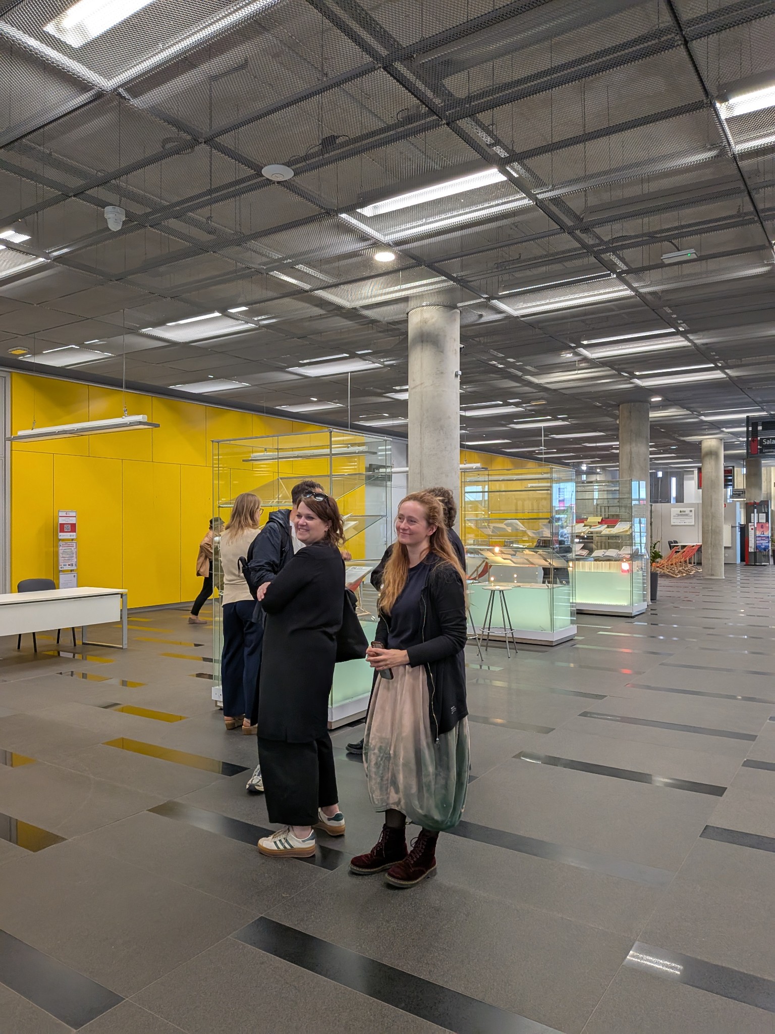uczestnicy wernisażu przy pracach w holu ciniby